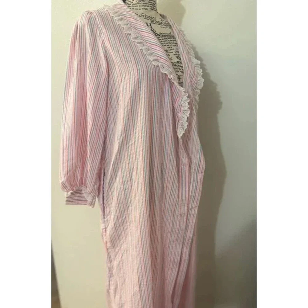 Unbranded Vintage floor length striped ruffle lace dressing gown